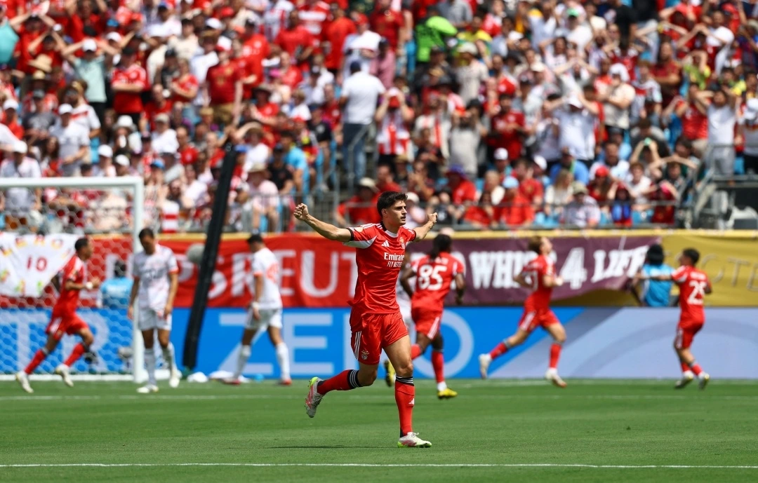 Các cầu thủ Benfica ăn mừng bàn mở tỷ số của Schjelderup (Ảnh: Reuters)