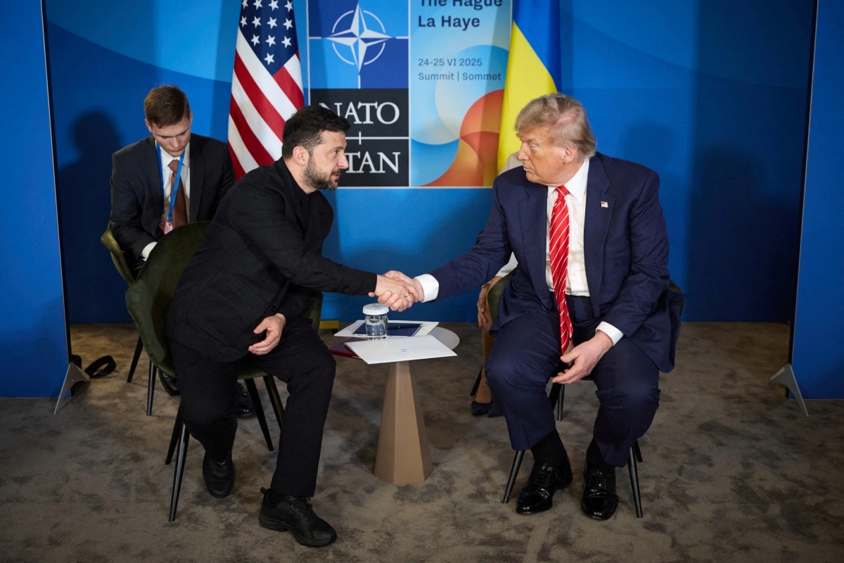 Tổng thống Mỹ Donald Trump và Tổng thống Ukraine Volodymyr Zelensky gặp nhau bên lề Hội nghị Thượng đỉnh NATO ngày 25/6. Ảnh: Reuters