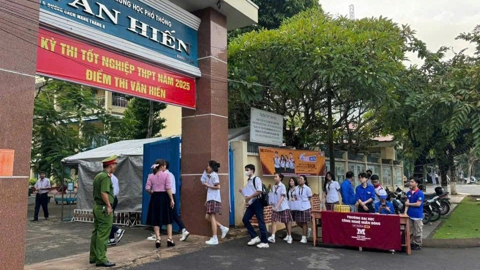 Các thí sinh tại TP Long Khánh đến điểm thi (Ảnh: Công an tỉnh Đồng Nai)