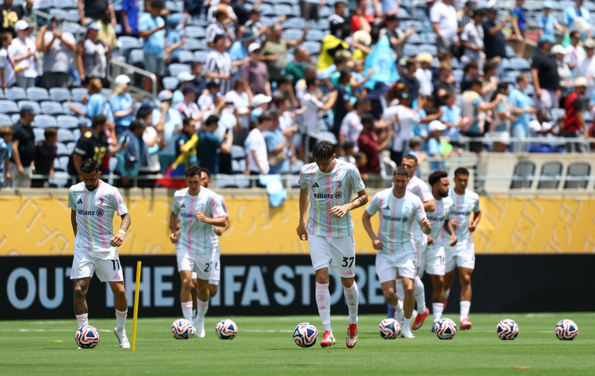 Các cầu thủ Juventus khởi động trước giờ G (Ảnh: Reuters)