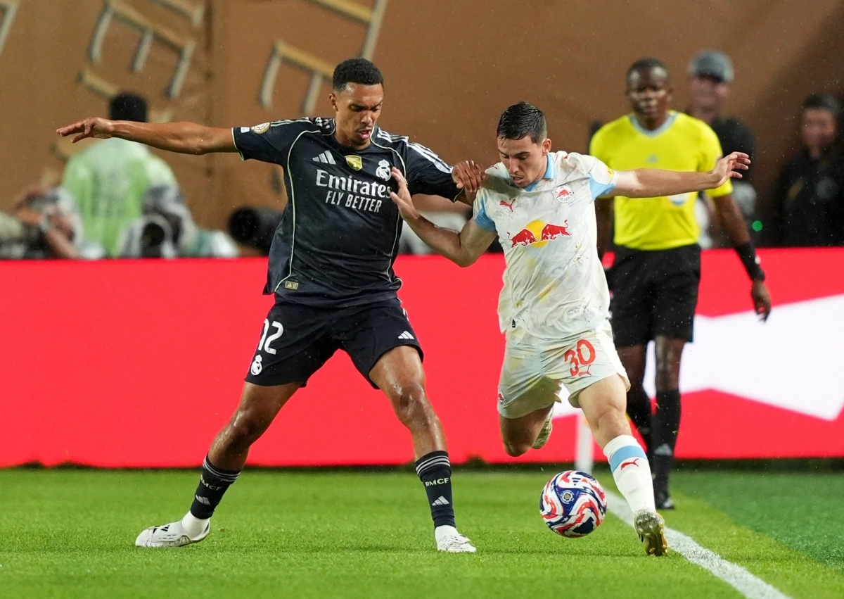 Real Madrid thi đấu áp đảo nhưng vẫn chưa có bàn mở tỉ số (Ảnh: Reuters).