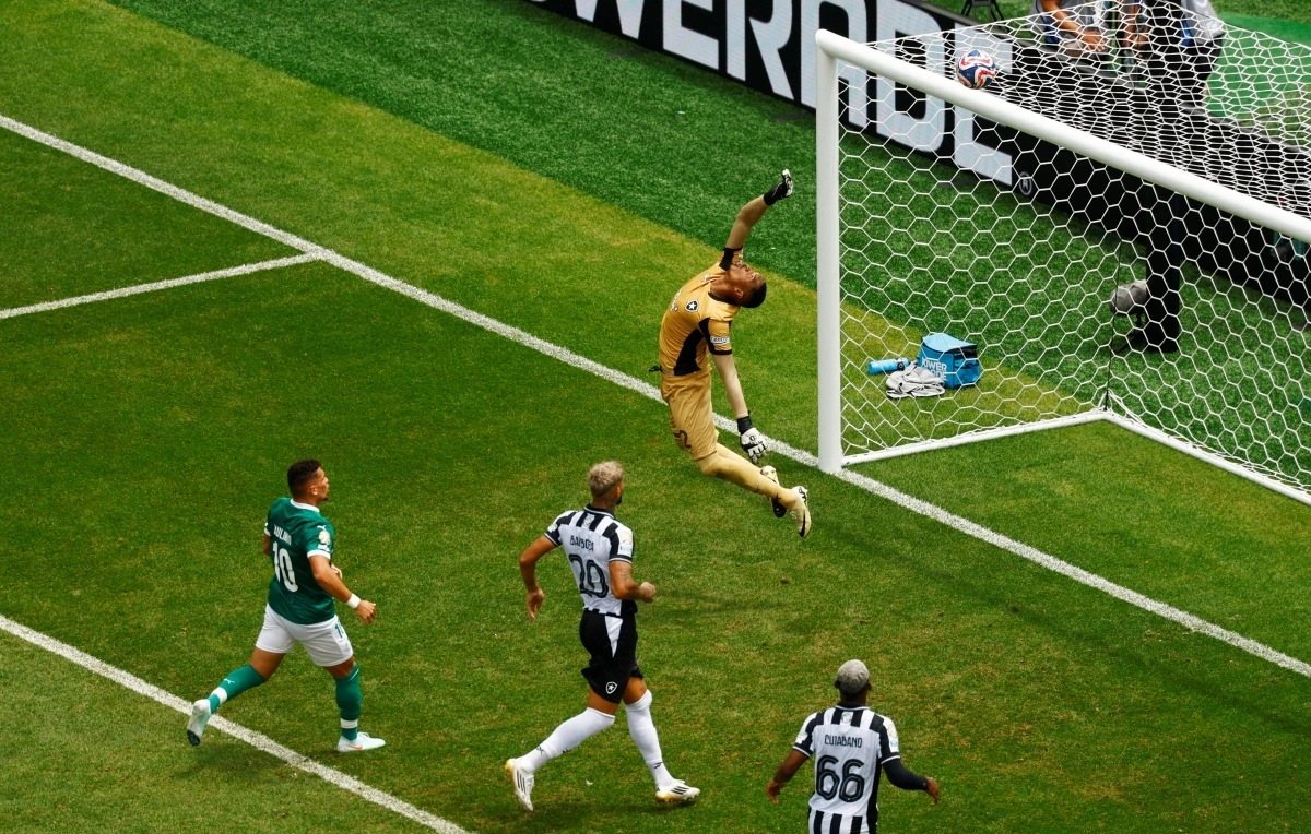 John liên tục cứu thua cho Botafogo (Ảnh: Reuters).