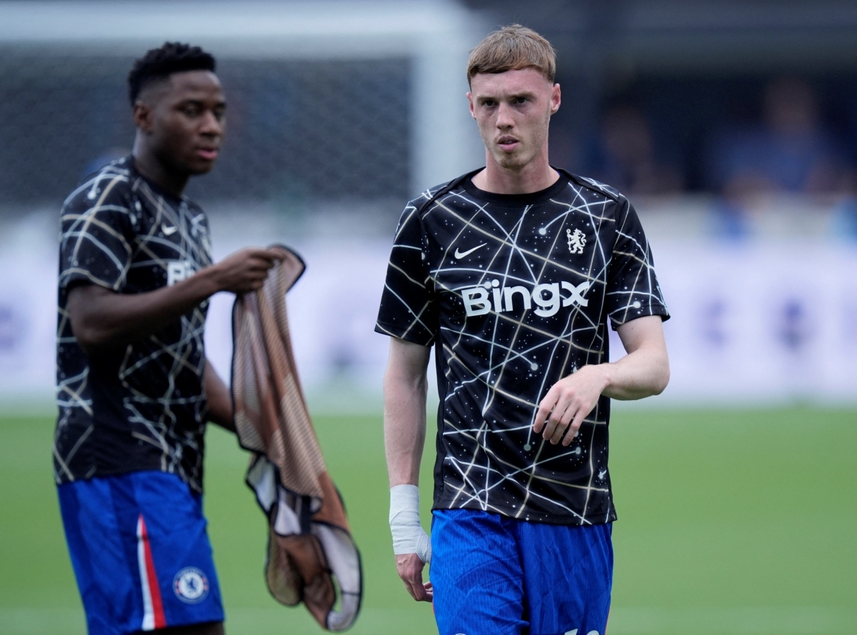 Các cầu thủ Chelsea khởi động trước giờ G (Ảnh: Reuters)