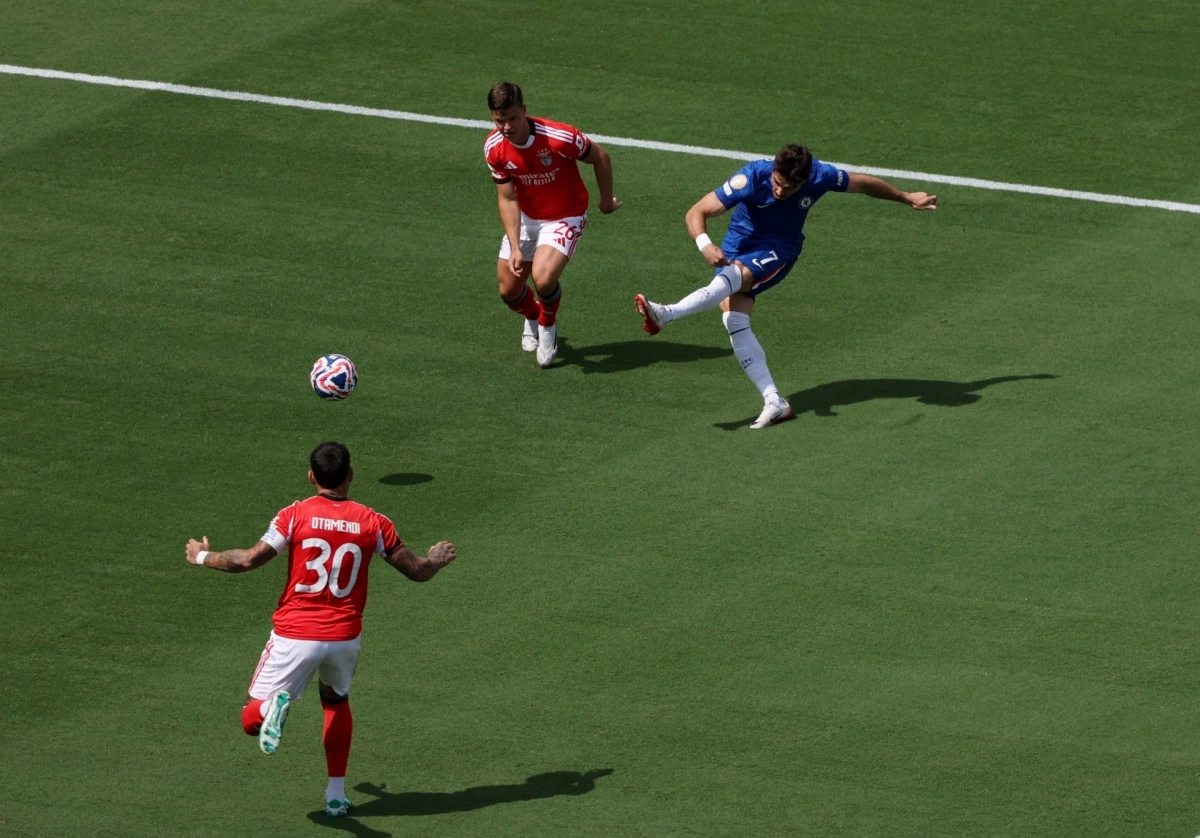 Pedro Neto thử tài thủ môn Trubin bên phía Benfica chỉ 44 giây sau tiếng còi khai cuộc (Ảnh: Reuters)
