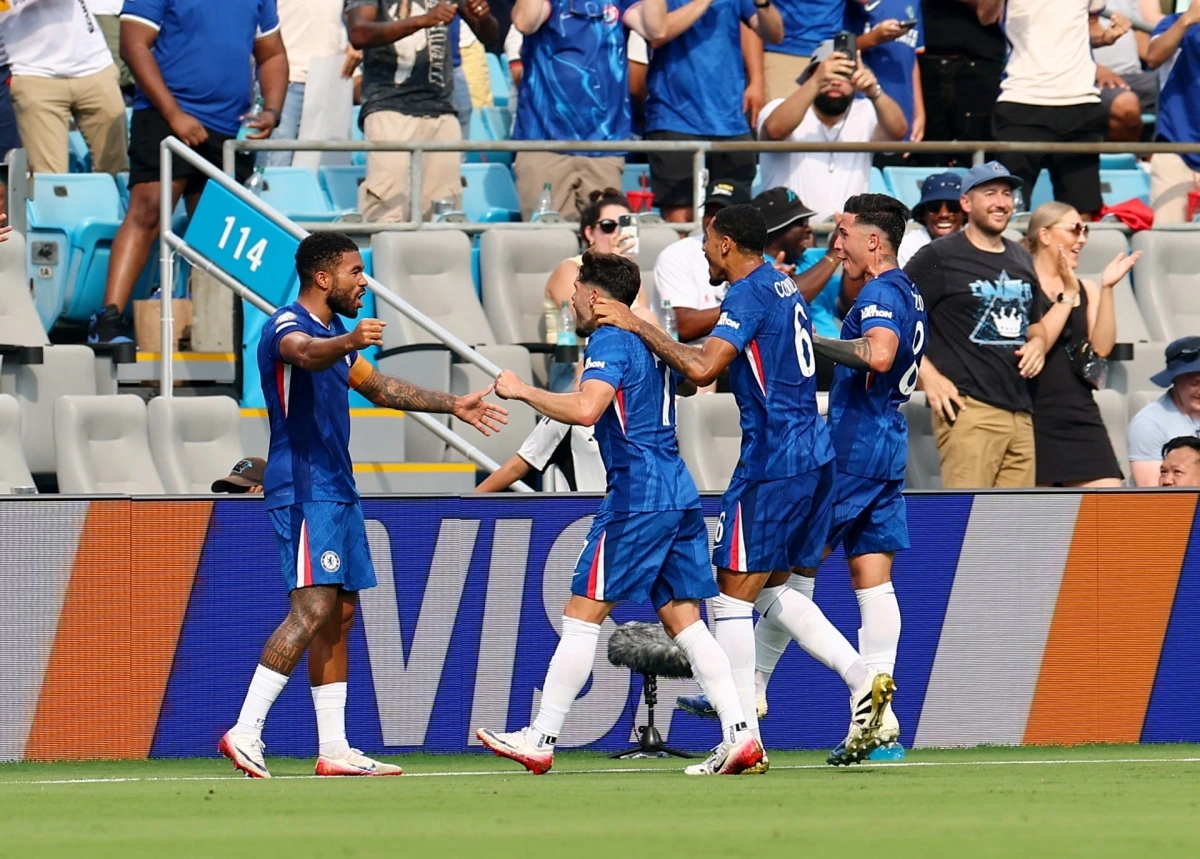 Các cầu thủ Chelsea ăn mừng bàn thắng của Reece James (Ảnh: Reuters)