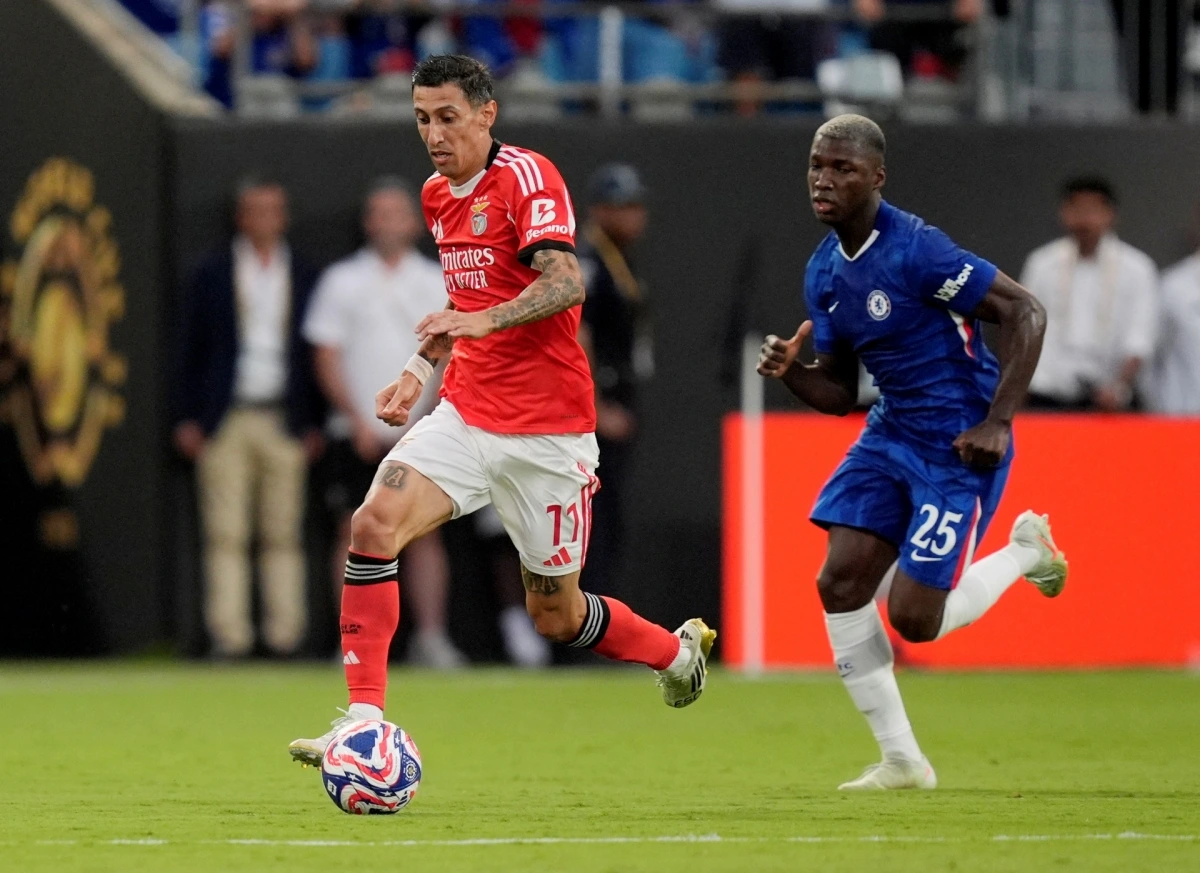 Benfica chơi phản công ấn tượng dù chỉ còn 10 người trên sân (Ảnh: Reuters)