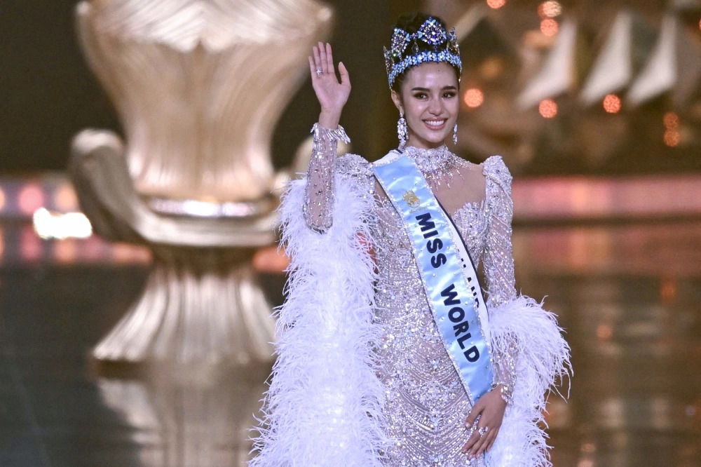 Opal Suchata Chuangsri sinh năm 2003, cao 1m80, hiện là sinh viên ngành Luật, chuyên ngành Quan hệ quốc tế tại Đại học Thammasat (Thái Lan). Cô thành thạo ba ngôn ngữ: tiếng Thái, tiếng Anh và tiếng Trung – lợi thế giúp cô nổi bật trong môi trường đa văn hóa như Miss World.
