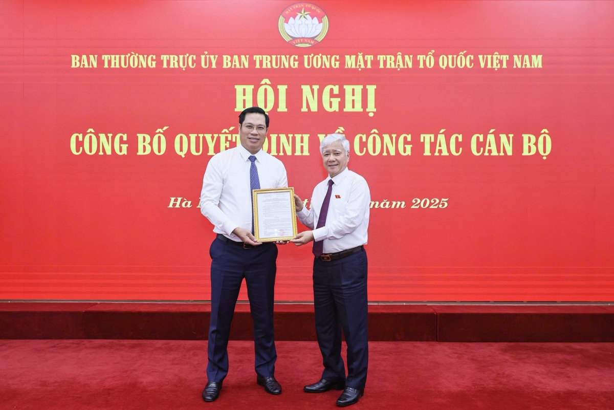 Ông Đỗ Văn Chiến - Chủ tịch Ủy ban Trung ương MTTQ Việt Nam trao quyết định cho ông Bùi Duy Đông. Ảnh: Quang Vinh