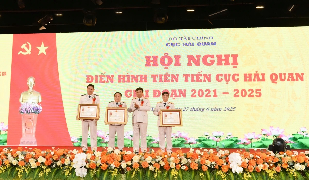 Cục trưởng Cục Hải quan Nguyễn Văn Thọ (thứ 2 bên phải qua) thừa ủy quyền trao Huân chương Chiến công cho 3 cá nhân có thành tích xuất sắc.