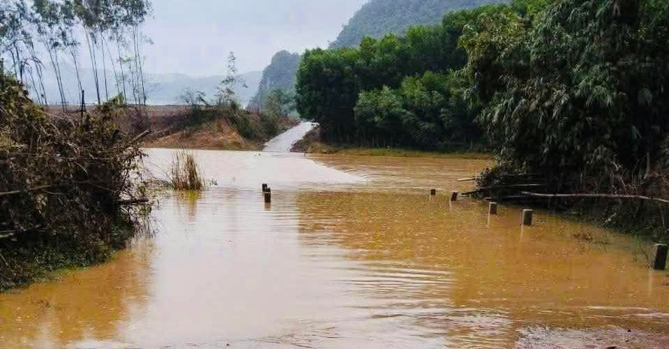 2 người phụ nữ bị nước lũ cuốn trôi