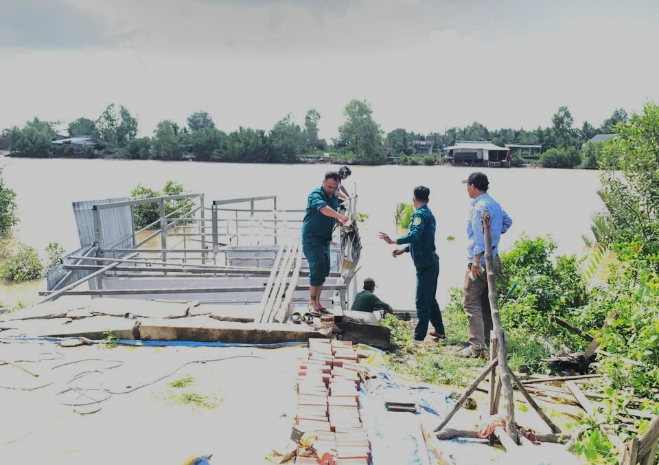 Nhà bà Bích được hỗ trợ xây dựng bị sạt lở xuống sông