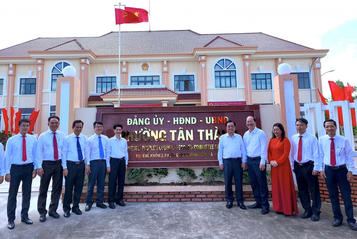 Phó Chủ tịch Quốc hội Lê Minh Hoan chụp ảnh kỷ niệm cùng lãnh đạo địa phương tại phường Tân Thành