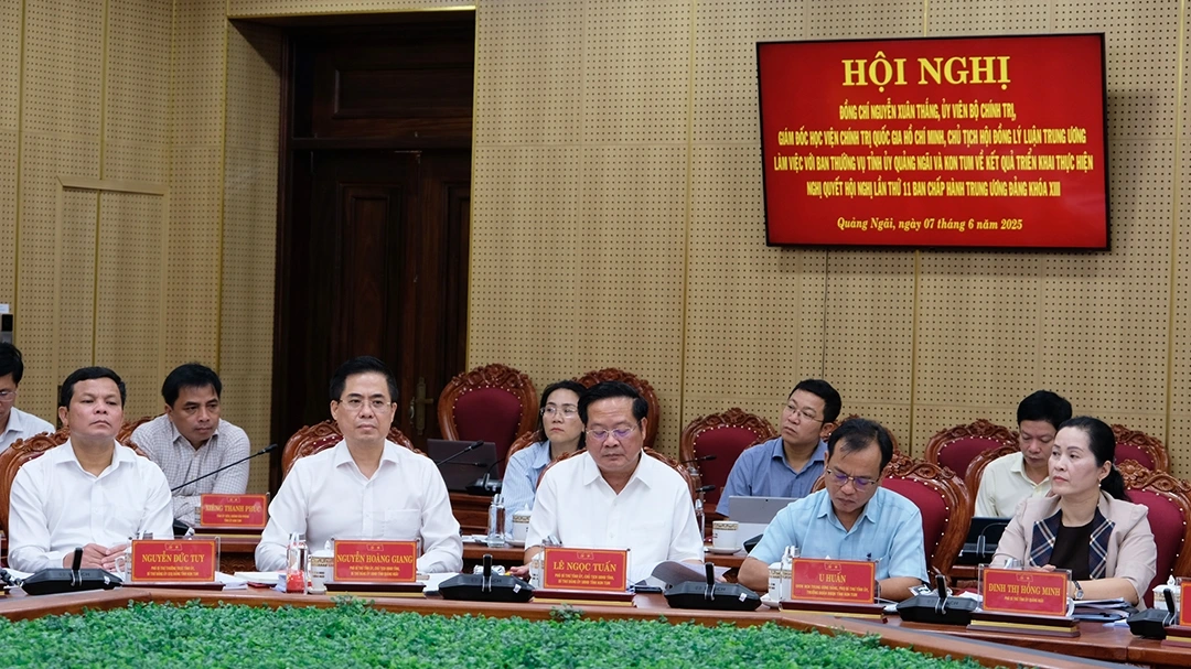 Ban thường vụ Tỉnh ủy hai tỉnh dự buổi làm việc.