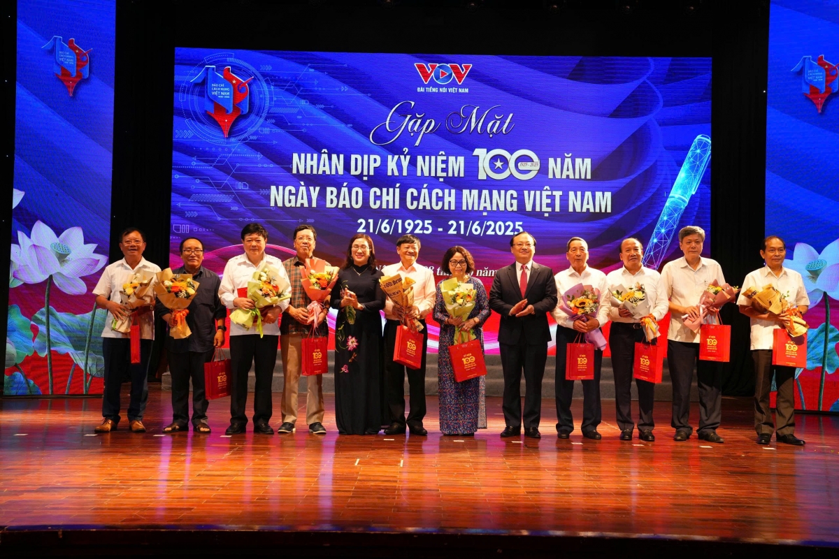 Ông Đỗ Tiến Sỹ, Tổng Giám đốc VOV và bà Đinh Thị Mai - Phó Trưởng Ban Tuyên giáo và Dân vận Trung ương tặng hoa cho các đồng chí nguyên lãnh đạo VOV qua các thời kỳ