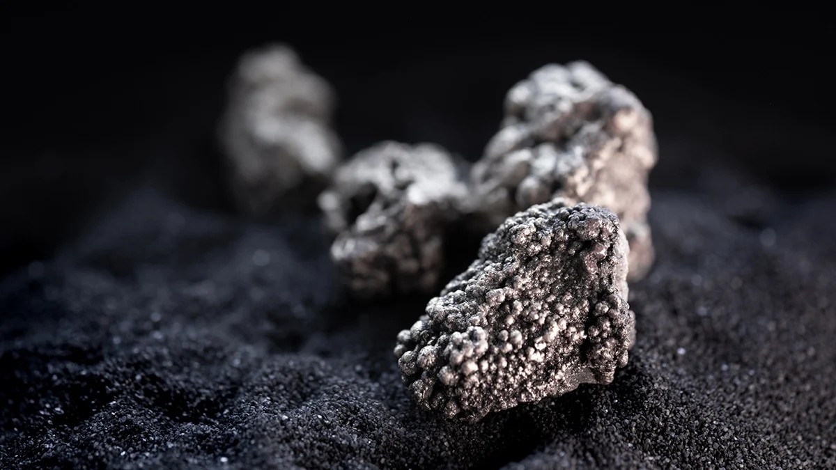 Đất hiếm (rare earth) là nhóm nguyên tố hiếm có hàm lượng ít trong vỏ Trái đất và rất khó tách ra từng nguyên tố riêng biệt. Trong nhóm nguyên tố đất hiếm có những nguyên tố có hàm lượng trong vỏ Trái đất còn cao hơn cả bạc và chì. Ảnh: Eos.com