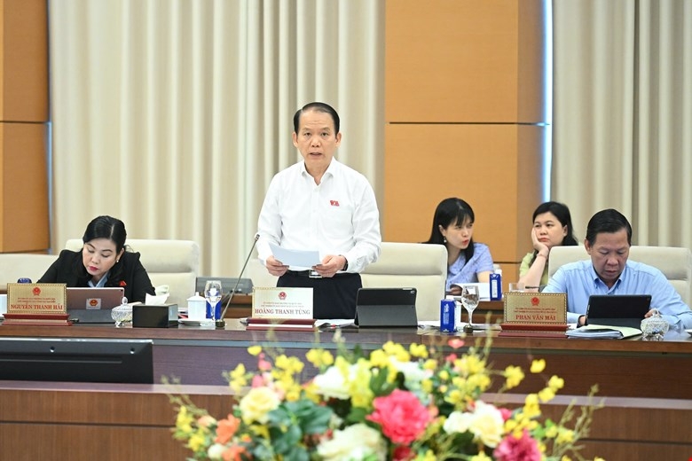 Chủ nhiệm Ủy ban Pháp luật Hoàng Thanh Tùng trình bày báo cáo tại phiên họp