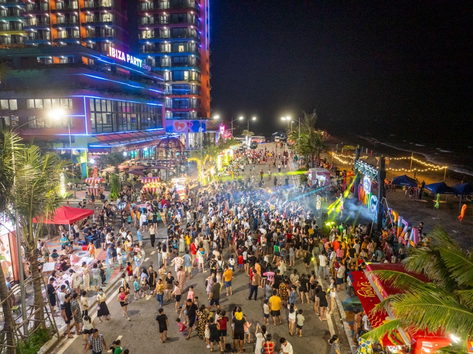 Lễ hội đường phố Lala Town đông vui, sôi động giữa vẻ đẹp thơ mộng miền biển Hải Tiến