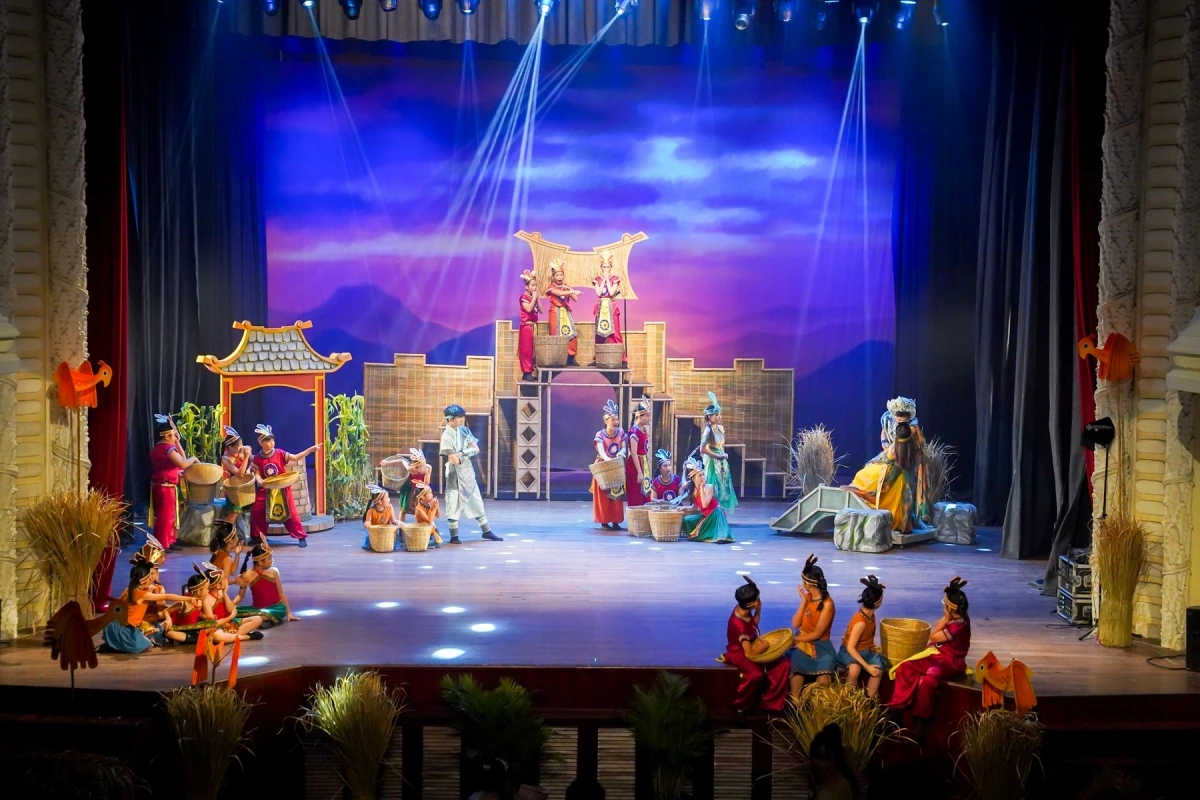 “The Enchanted Crossbow” được dàn dựng công phu từ bối cảnh, đạo cụ sân khấu đến phục trang nhân vật