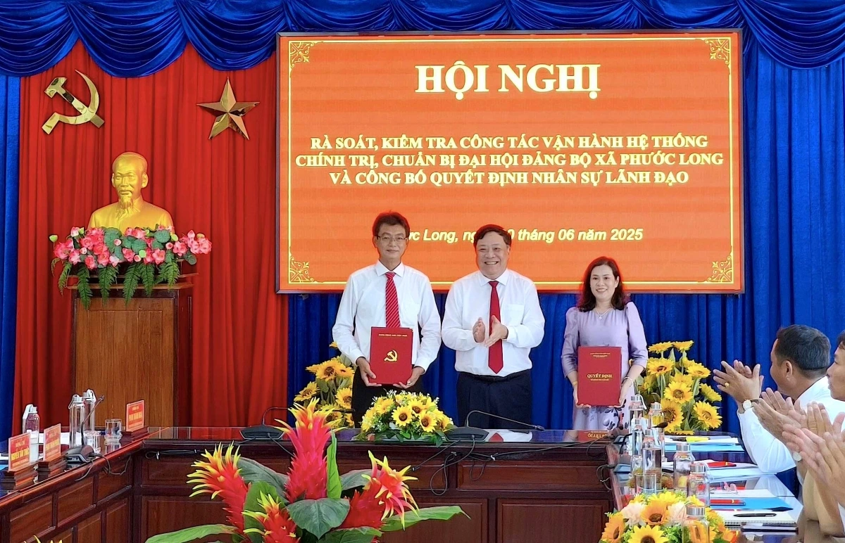Ông Phạm Thành Ngại trao các quyết định nhân sự tại xã Phước Long