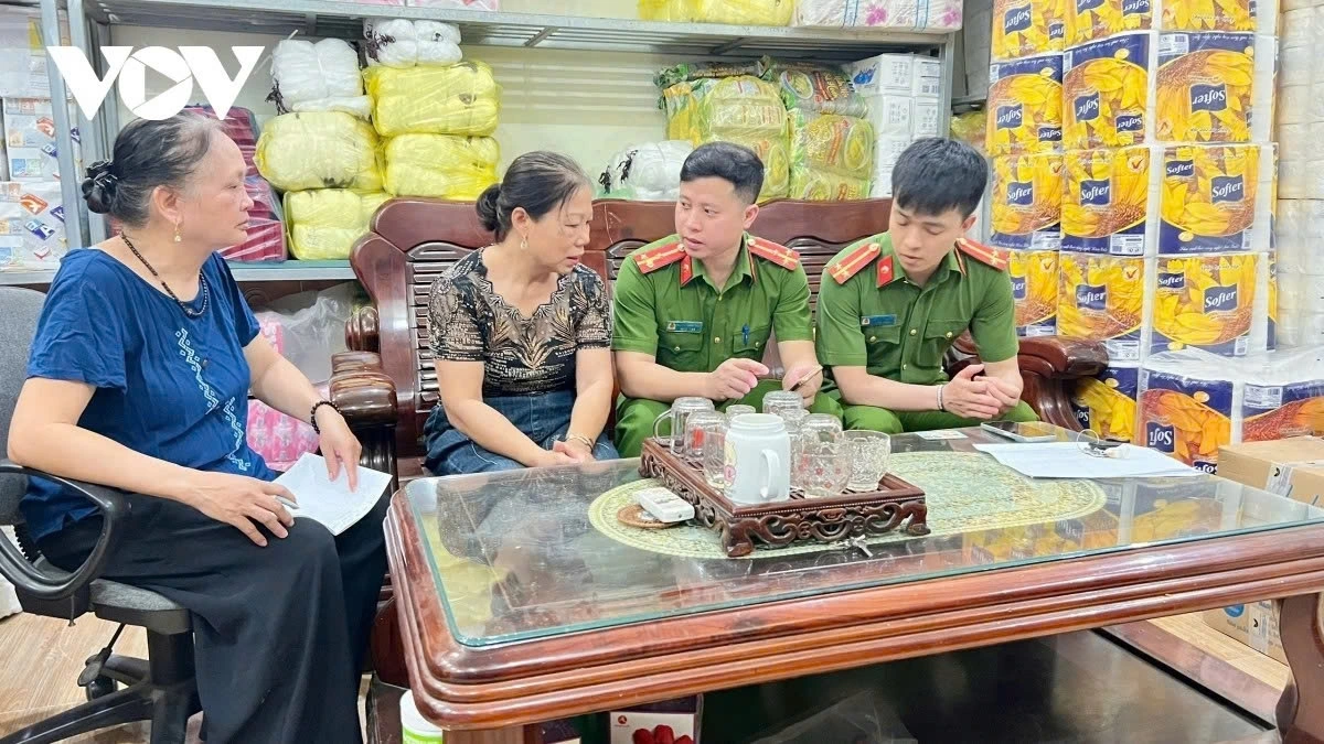 Công an tỉnh Điện Biên xuống cơ sở, tuyên truyền, hướng dẫn nhân dân các thao tác góp ý vào Hiến pháp trên ứng dụng VNeID
