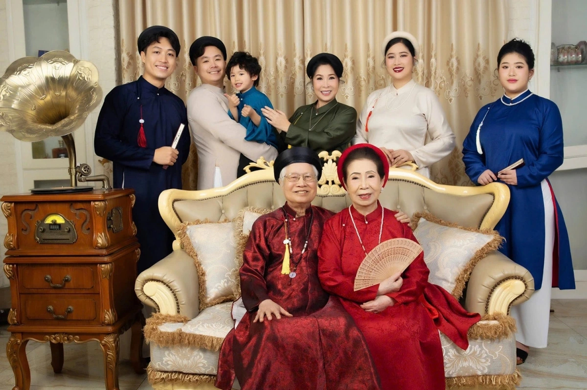 Con đầu của Hồng Vân - Xí Ngầu - cùng chồng và con trai về nước sum họp đại gia đình, mừng 60 năm ngày cưới ông bà ngoại.