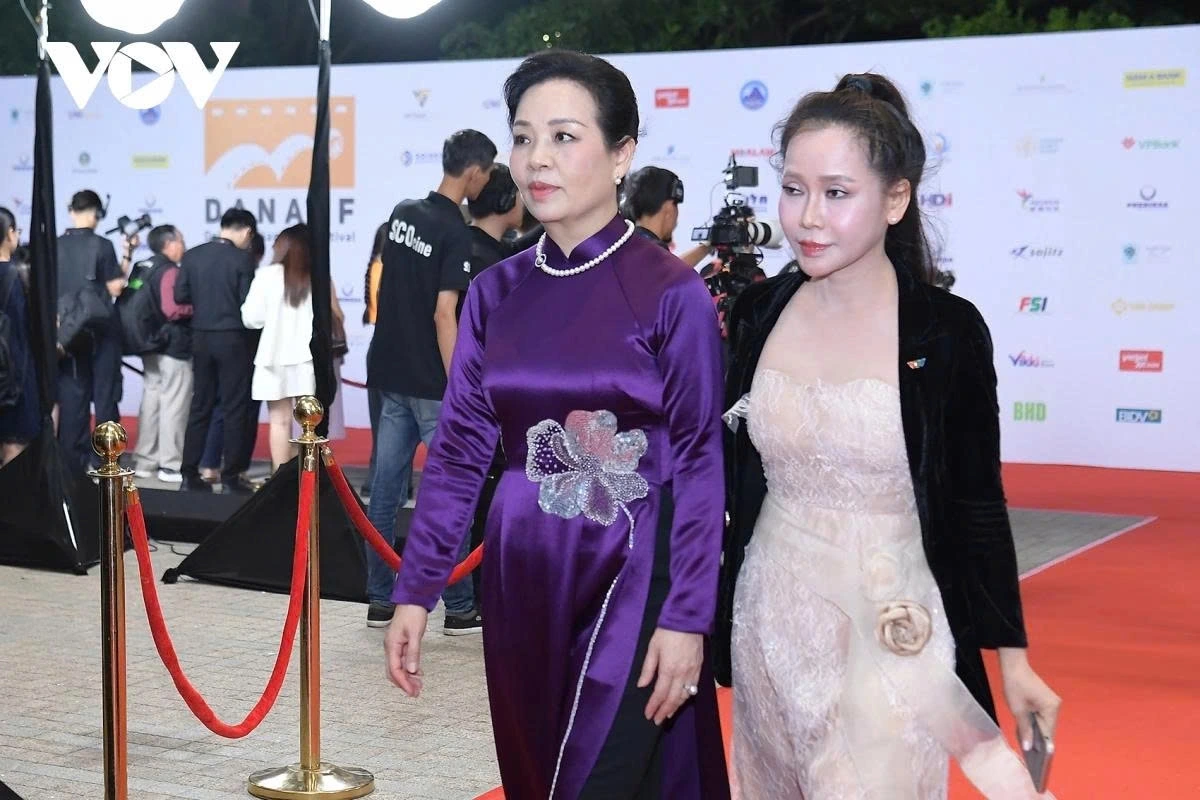 Walking the red carpet, Dr. Ngo Phuong Lan (left), president of the Vietnam Film Development Association, says “Our objective is to foster connections among regional film industries, beginning with Asia and progressively extending to Europe, the Americas, and other major global cinema markets.”
