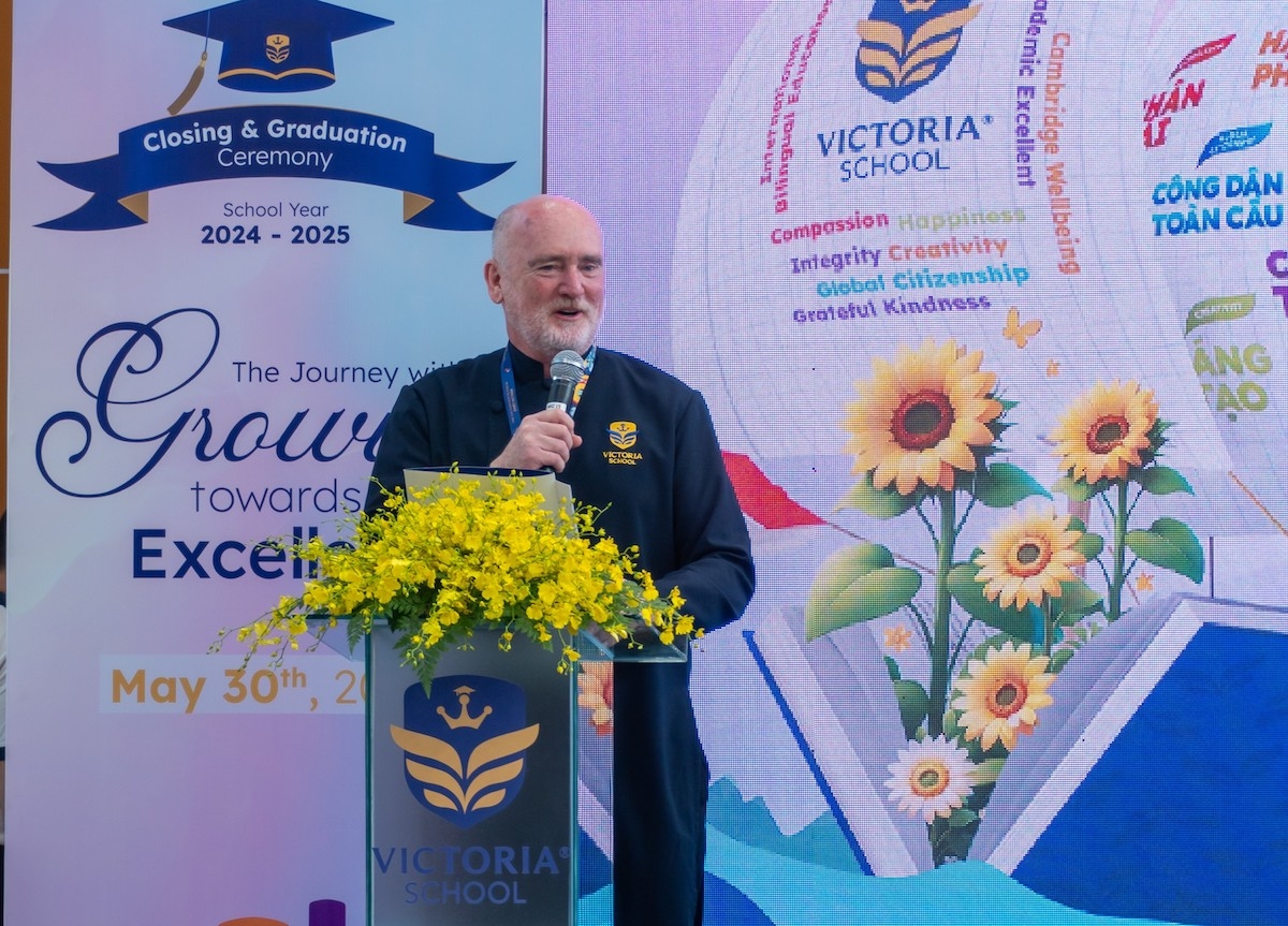 ThS. David Rynne - Tổng Hiệu trưởng Victoria School - Riverside phát biểu tại buổi lễ