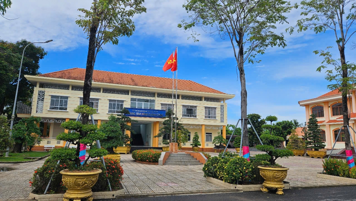 Trụ sở hành chính Cần Đước khang trang