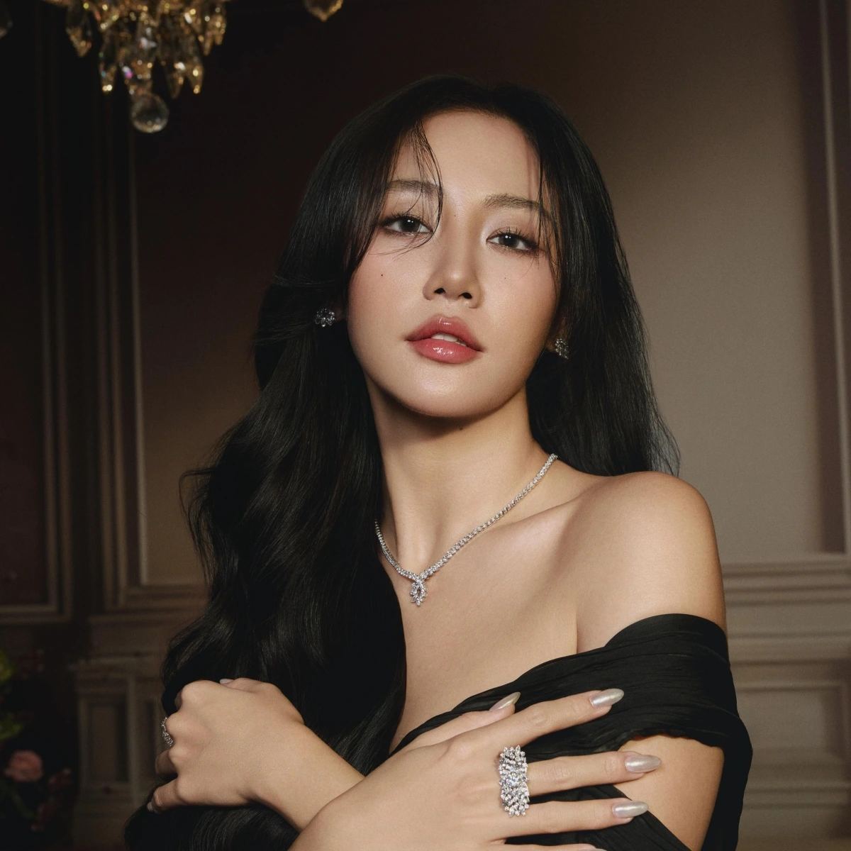 Ca sĩ Văn Mai Hương gây tranh cãi khi đăng hình ảnh uống trà sữa của thương hiệu từng bị người Việt tẩy chay. Bị chỉ trích, nữ ca sĩ nhanh chóng xóa hình ảnh, lên tiếng xin lỗi và rút kinh nghiệm.