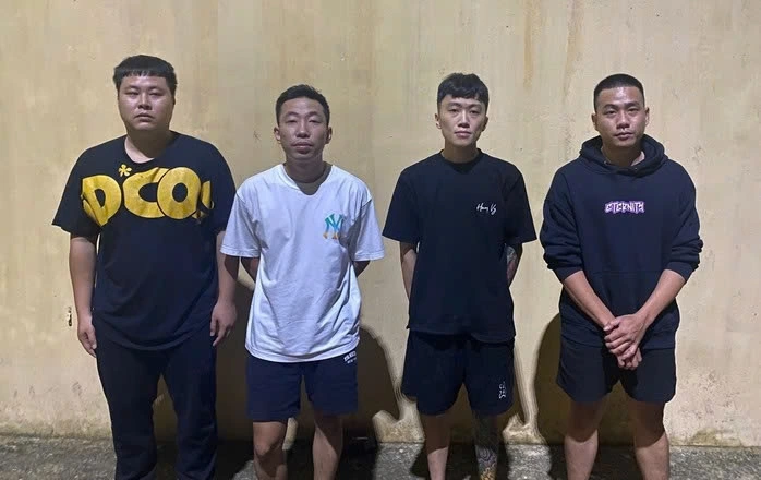 Các đối tượng bị bắt giữ, trong đó Đỗ Minh Tú (áo trắng) là kẻ chủ mưu cầm đầu