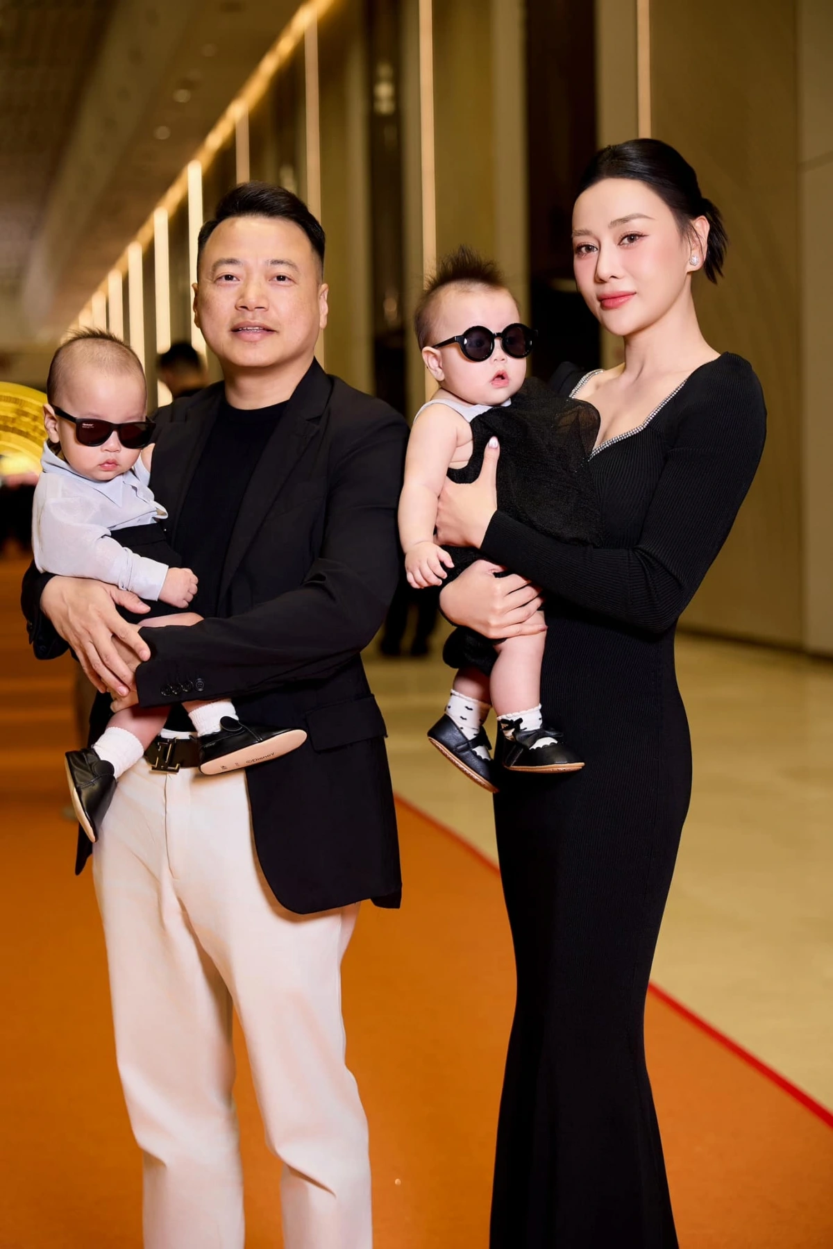 Phương Oanh có cuộc sống viên mãn bên chồng và hai con sinh đôi