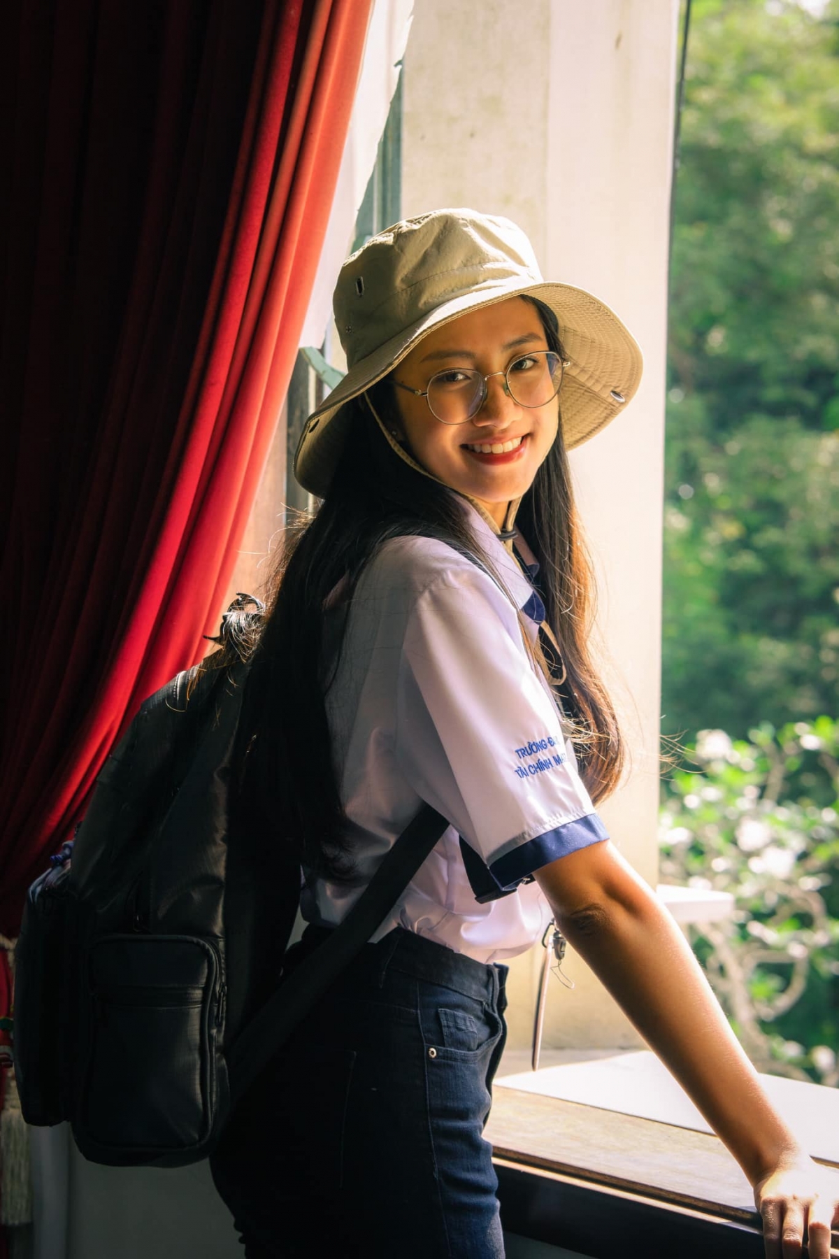 Cô được nhận xét là con ngoan trò giỏi với thành tích học tập xuất sắc, năng nổ hoạt động ngoại khóa.