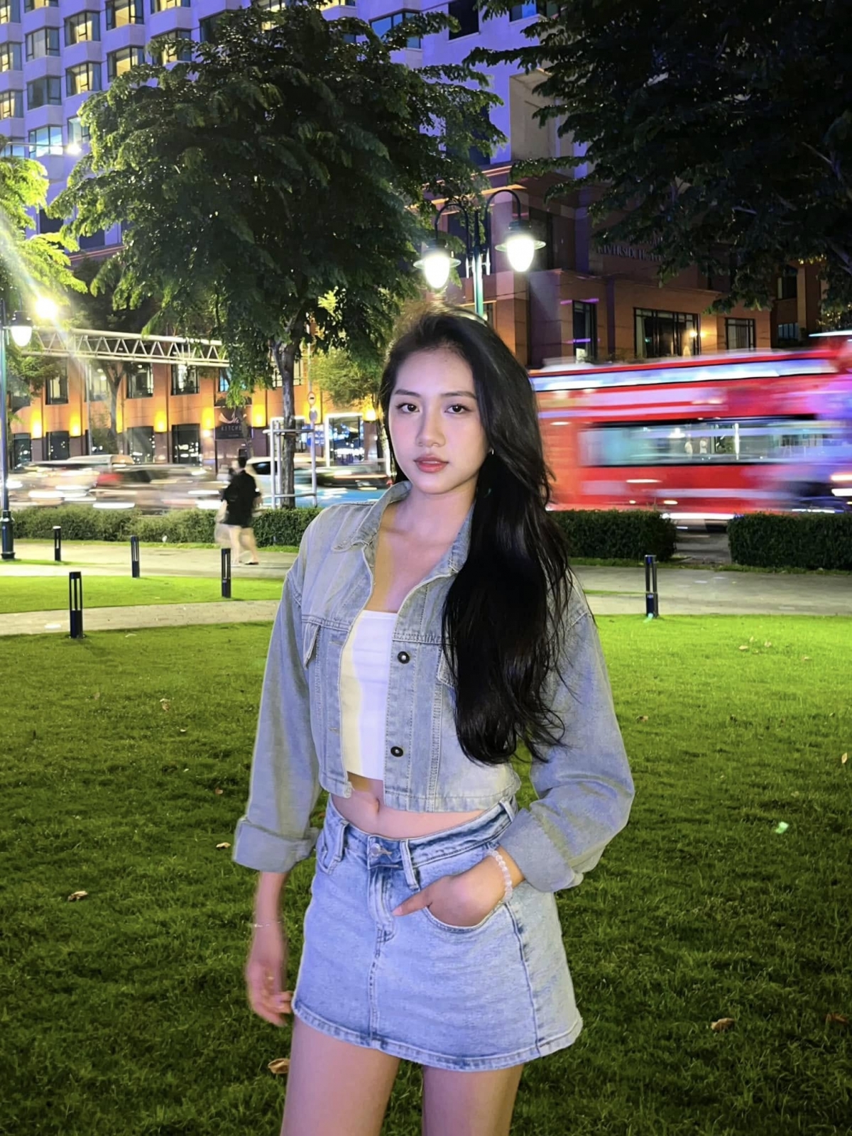 Trong các hoạt động thường ngày, Trúc Linh ưa chuộng mặc các kiểu trang phục đơn giản, dễ ứng dụng như đồ jeans, chân váy, áo crop-top.