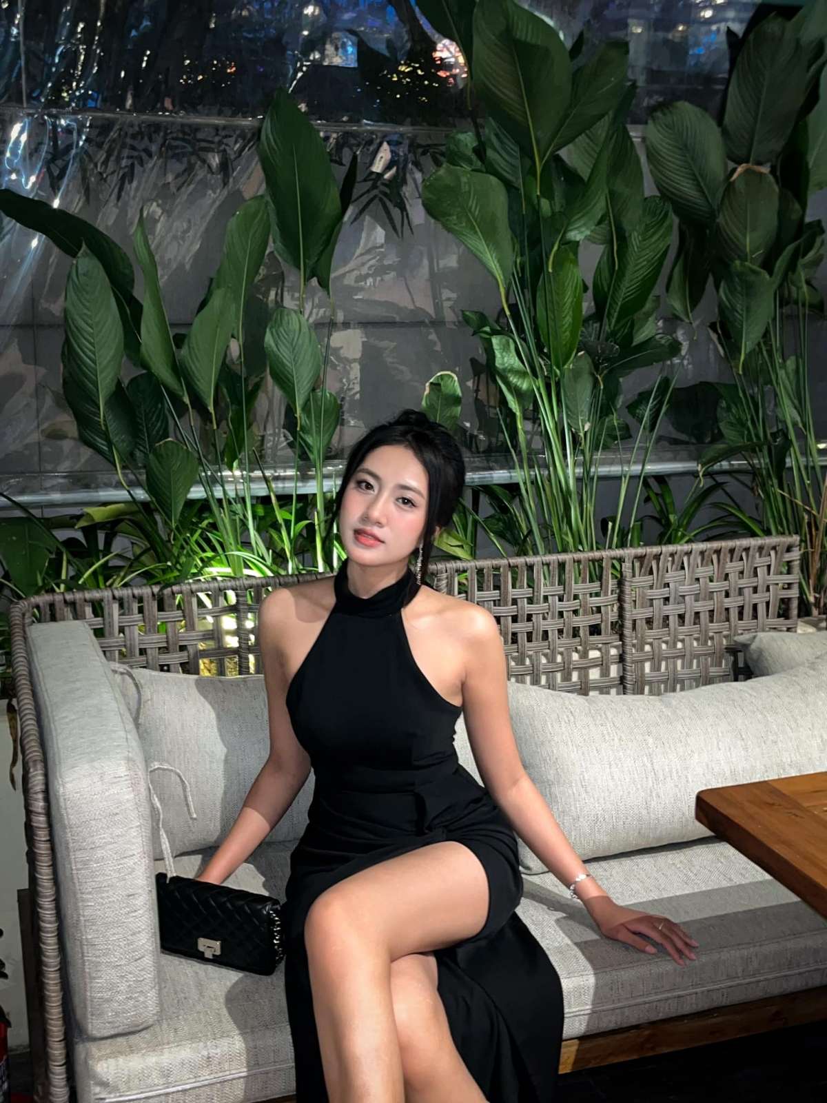 Vóc dáng nổi bật là lợi thế giúp Trúc Linh dễ dàng thể hiện nhiều phong cách khác nhau từ gợi cảm, năng động tới dịu dàng.