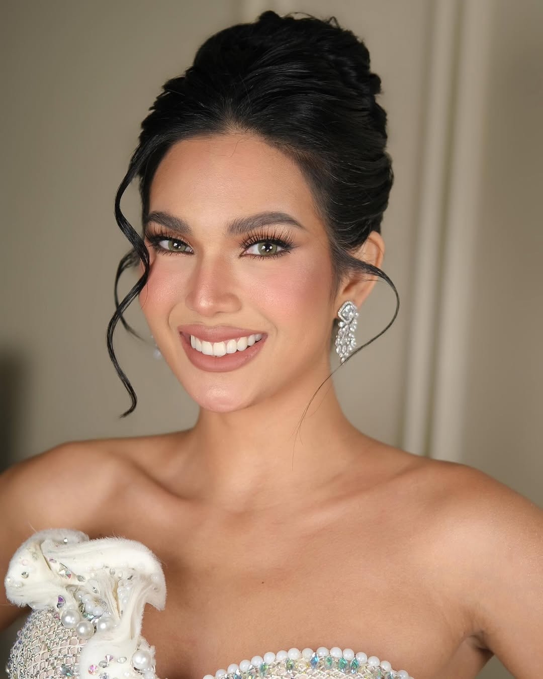 Trước đó, vào cuối tháng 5, đương kim hoa hậu Rachel Gupta đột ngột tuyên bố từ bỏ danh hiệu Miss Grand International. Người đẹp Ấn Độ cho biết cô trả lại vương miện vì không thể tiếp tục chịu đựng môi trường độc hại của tổ chức Miss Grand International. Đáp lại, tổ chức Miss Grand International cũng như ông Nawat Itsaragrisil thông báo tước danh hiệu của Rachel Gupta. 