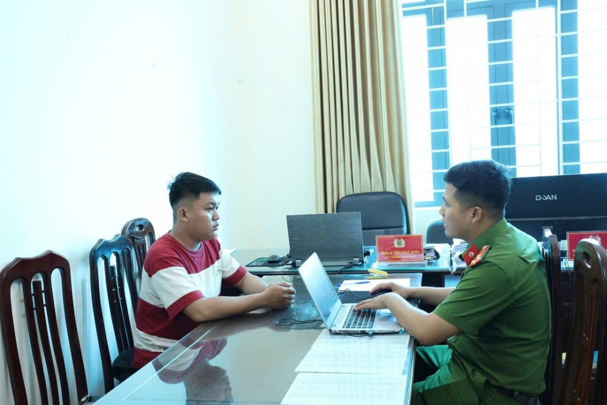 Đối tượng Nguyễn Trọng Nhân tại cơ quan điều tra Ảnh: Công an Nam Định