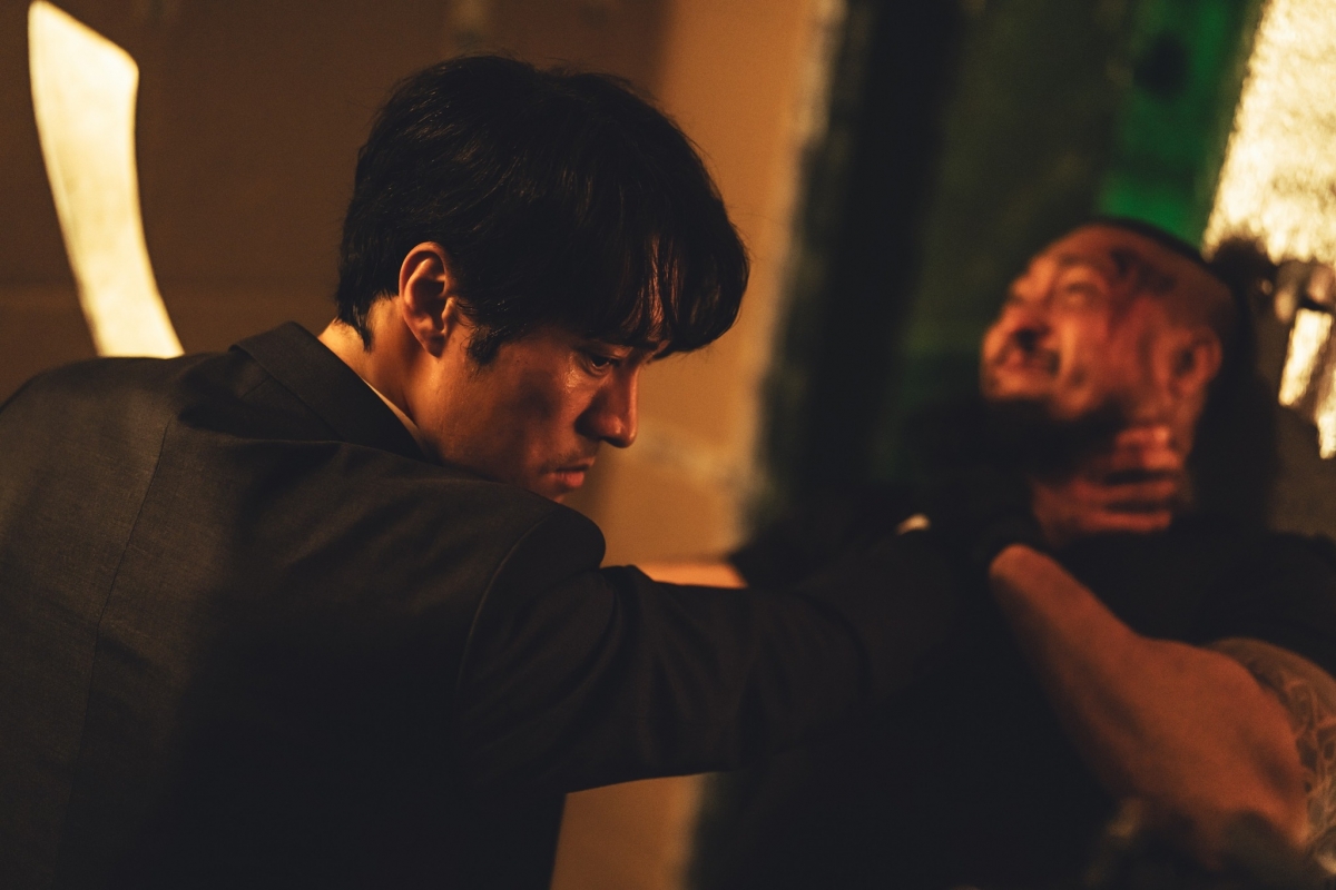Sau 13 năm vắng bóng trong thể loại Noir, So Ji-sub đã trở lại mạnh mẽ với series hành động “Mercy for None”. (Ảnh: Netflix)