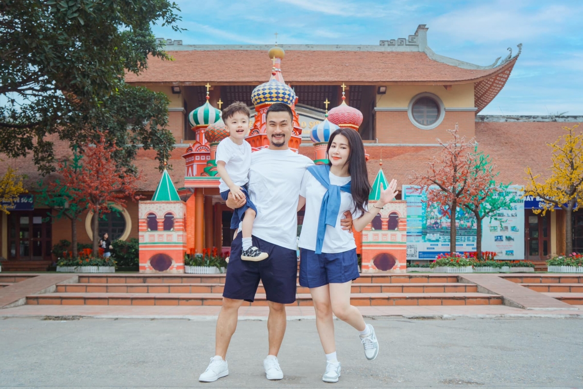 Gia đình diễn viên Duy Hưng (Ảnh: FBNV)