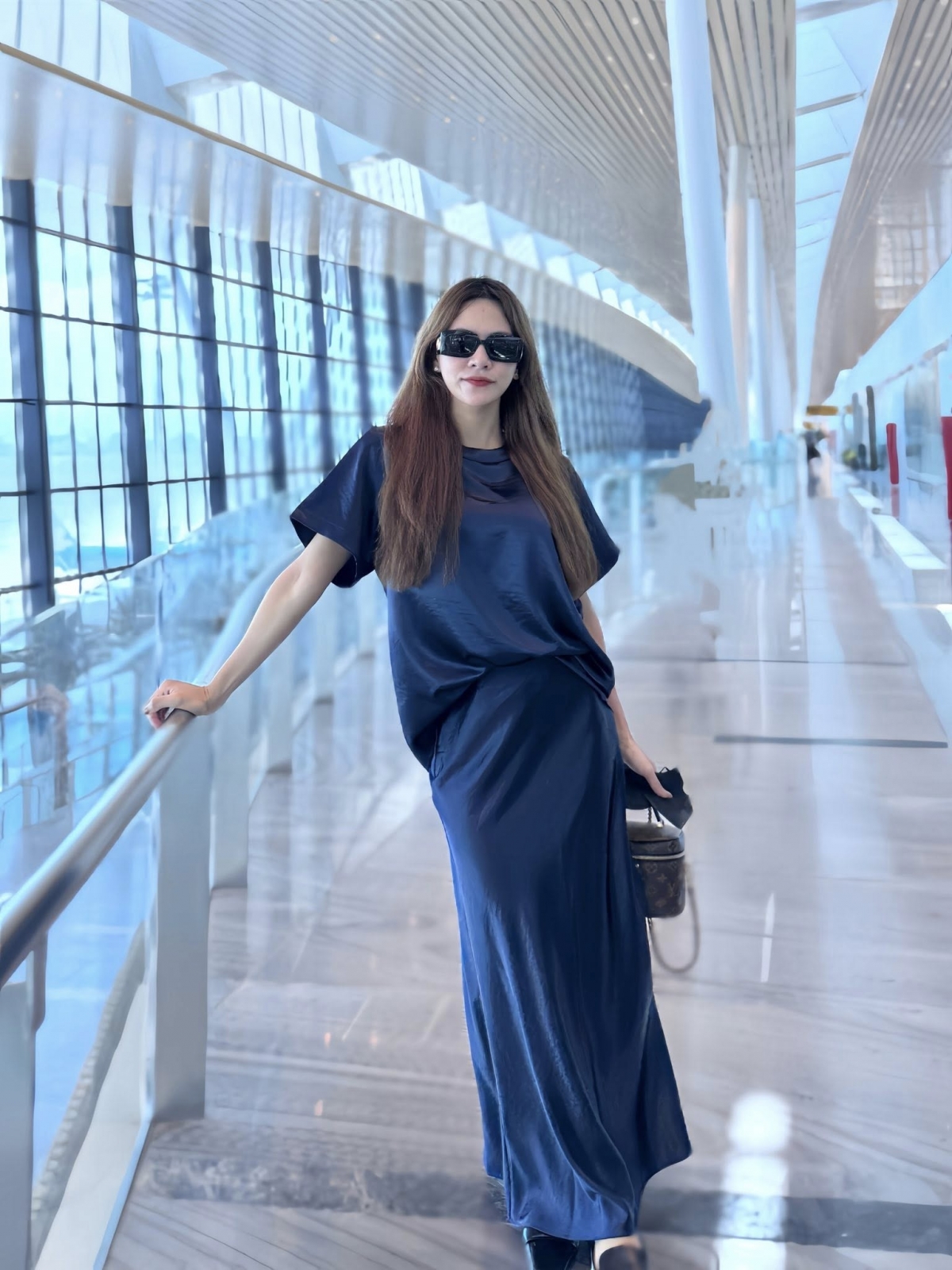 “Lên giúp em con mã xanh nước biển, phong cách thời thượng, phù hợp để mặc đi xem nội thất cho nhà mới”, Hà Nhi khoe dáng.