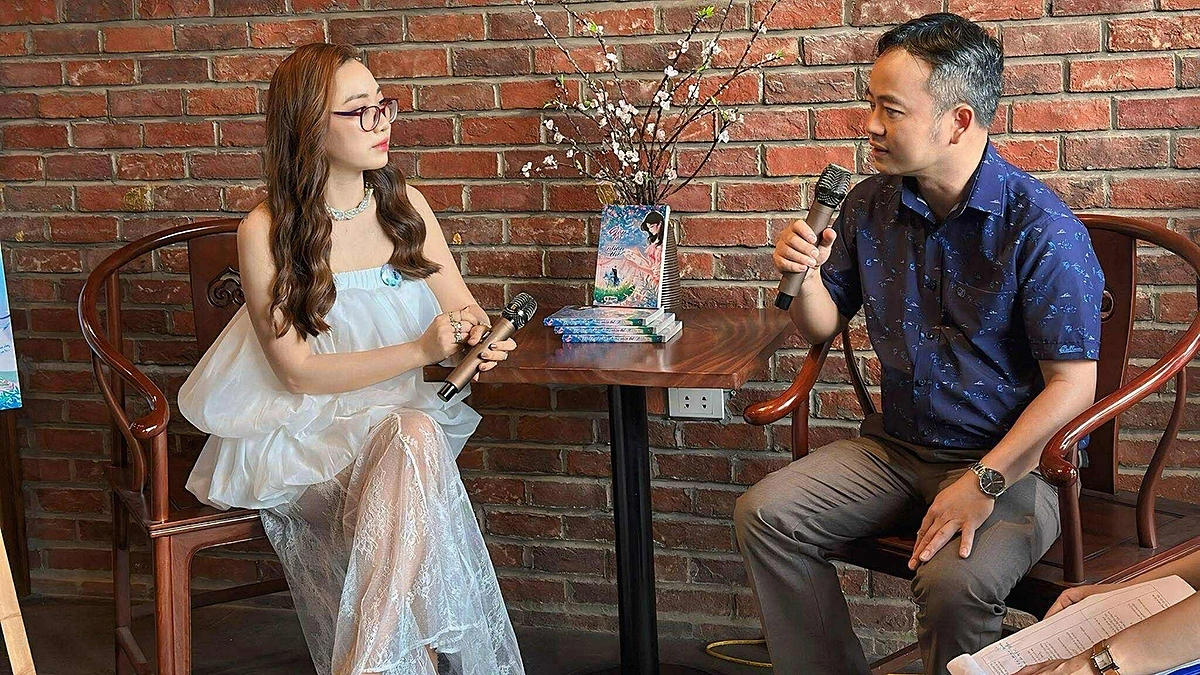 Tác giả với nhà thơ Đỗ Anh Vũ trong buổi ra mắt sách tại Hà Nội.