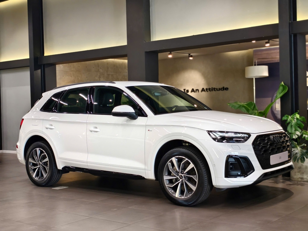Audi giảm trực tiếp lên đến 80 triệu đồng cho Q5 40 TFSI và 120 triệu đồng cho SQ5