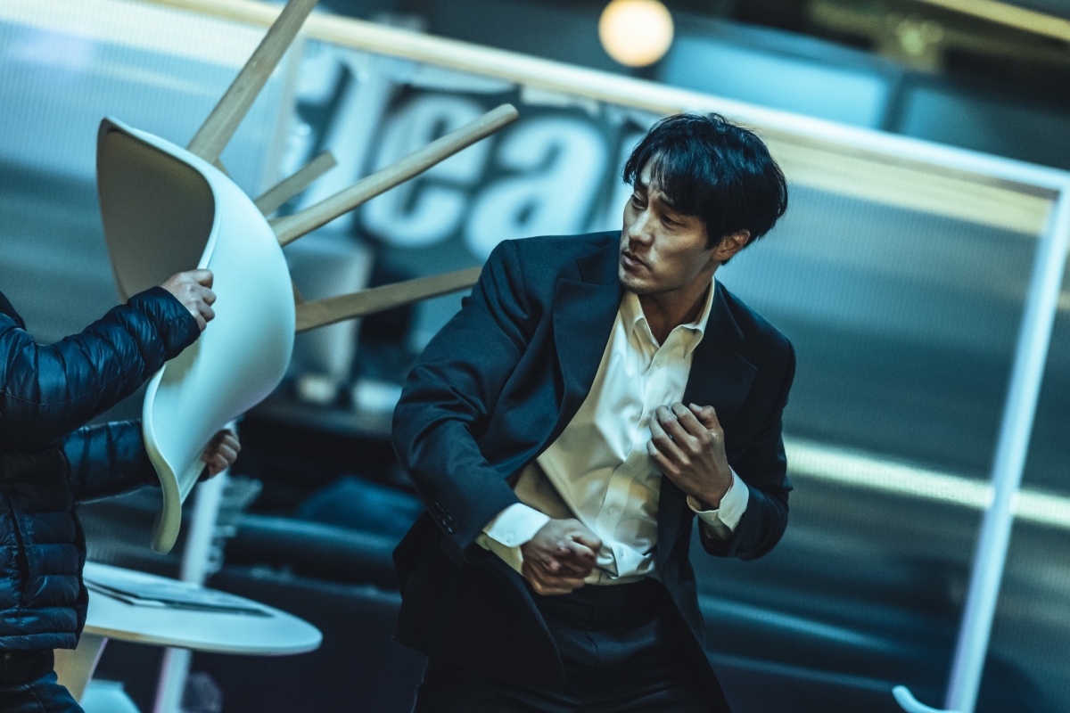 Với lối diễn xuất lạnh lùng và mạnh mẽ, So Ji-sub đã mang đến một phiên bản noir đầy ấn tượng. (Ảnh: Netflix)