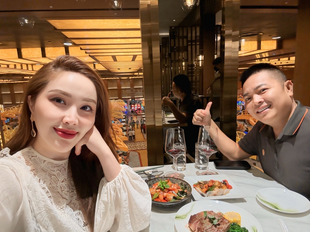 Bảo Thy và ông xã tranh thủ “trốn con” đi hẹn hò ở Singapore. Nữ ca sĩ viết: “Khối nghỉ hè đang ngủ, khối nghỉ hưu tranh thủ đi hẹn hò”.