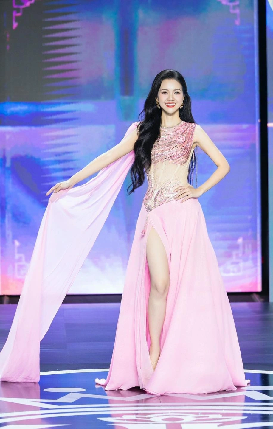 Nguyễn Hoàng Mỹ Vân, sinh năm 1999, đến từ TP.HCM, hiện là MC song ngữ, trợ giảng đối ngoại tại Trung tâm Ngoại ngữ Bộ ngoại giao. Cô cao 1m68, số đo hình thể 74-58-87 cm. Mỹ Vân từng giành giải Á khôi 1, Hoa khôi Áo dài cuộc thi Nét đẹp sinh viên năm 2019 của Đại học Tôn Đức Thắng, TP.HCM. Ngoài tiếng Anh, Mỹ Vân có thể giao tiếp cơ bản và hát bằng tiếng Trung. Người đẹp ghi dấu ấn bởi nhiều tài năng. 