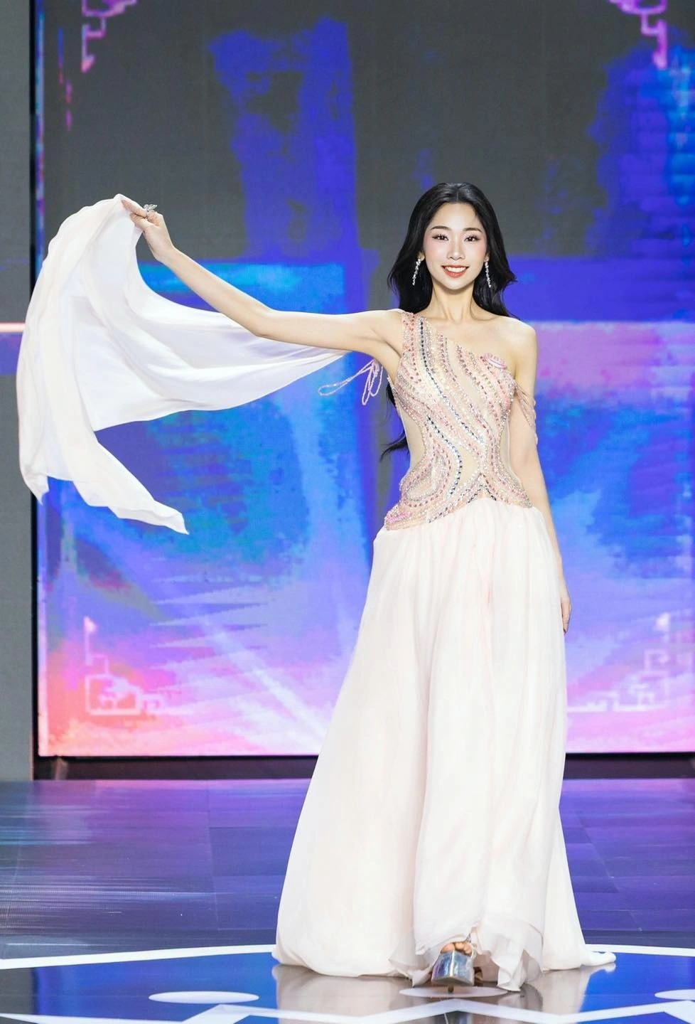 Phạm Thùy Dương, sinh năm 2003, đến từ Hà Nội. Cô cao 1m71, số đo hình thể 73-59-94 cm. Cô tốt nghiệp Đại học Kinh tế quốc dân với tấm bằng xuất sắc, đồng thời bảo vệ luận văn tốt nghiệp tại Đại học Ngoại thương với số điểm cao nhất lớp. Người được kỳ vọng giành vương miện bởi học vấn nổi bật, ngoại hình đẹp. Trong cuộc thi, Thùy Dương lọt top 5 đại sứ truyền thông và nghệ thuật, top 3 thử thách biểu cảm giọng nói khi thuyết trình.