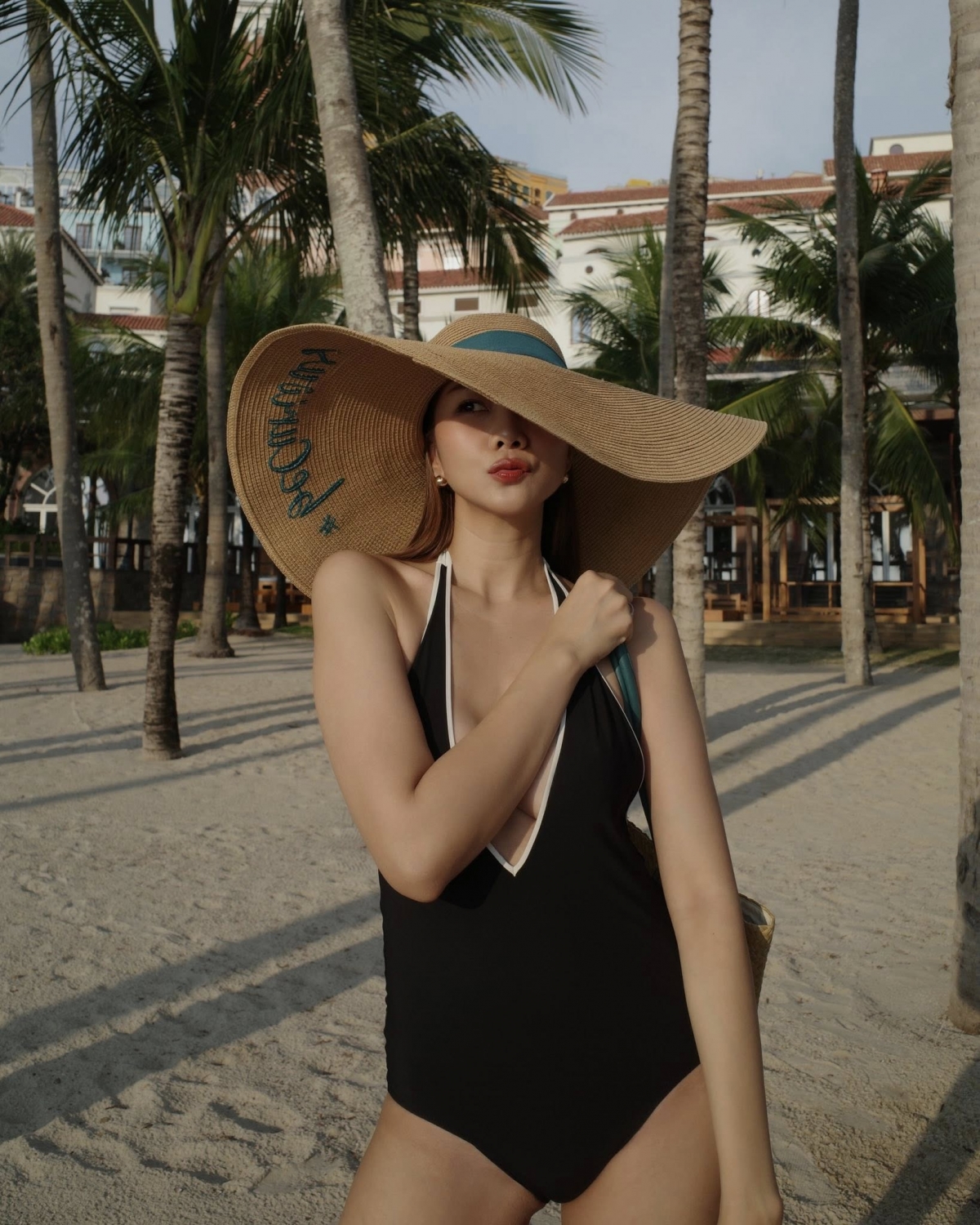 Siêu mẫu Thanh Hằng lựa chọn đồ bơi một mảnh trong chuyến du lịch Phú Quốc cùng ông xã Nhật Minh. Cô kết hợp với mũ cói vành rộng để hoàn thiện bộ trang phục.