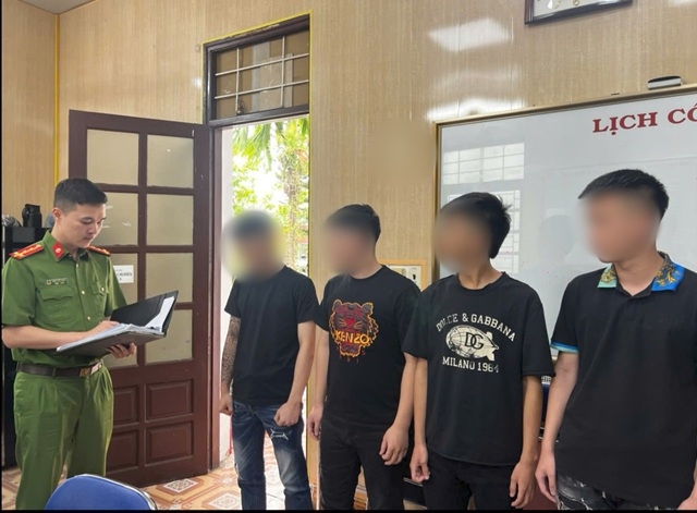 Nhóm đối tượng Trần Thanh Hùng, Đặng Huy Mạnh, Nguyễn Hoàng Anh và Trần Anh Quân tại cơ quan công an. (Ảnh: Công an tỉnh Hải Dương).
