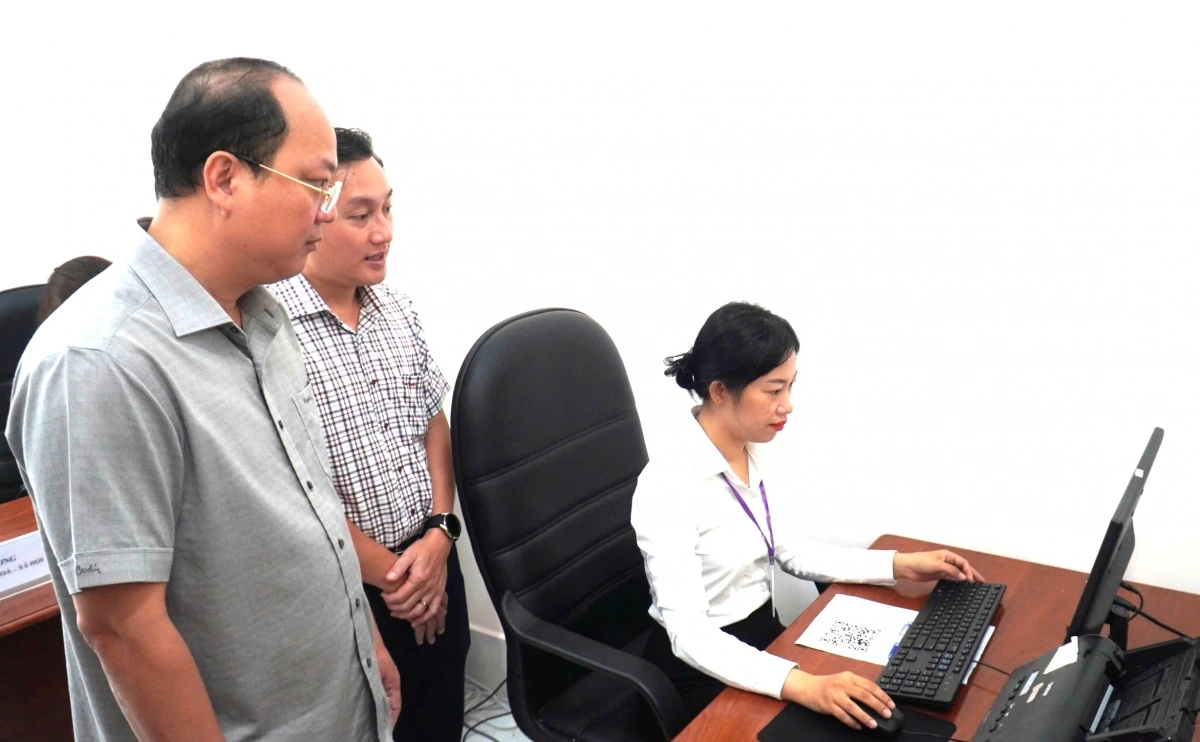 Ông Nguyễn Hồ Hải, Bí thư Tỉnh ủy Cà Mau đi kiểm tra vận hành thử nghiệm cấp xã