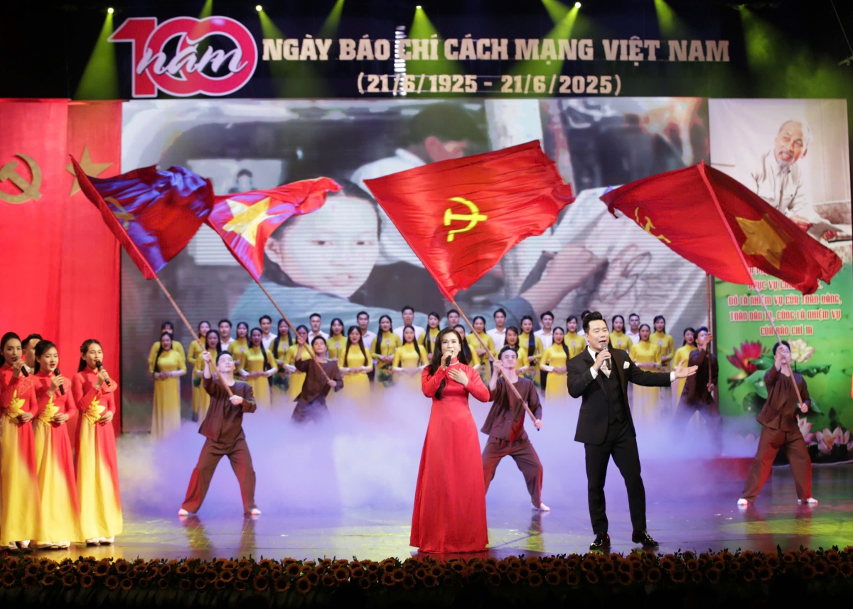 Chương trình tôn vinh người làm báo, tái hiện lịch sử Báo chí Cách mạng Việt Nam. Ảnh: Tuấn Minh