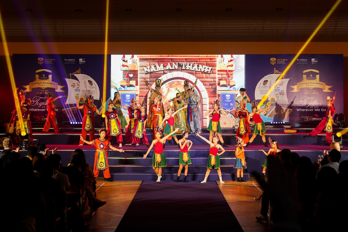 Học sinh Victoria School tái hiện vở nhạc kịch “Chiếc nỏ thần” tại sân khấu Lễ tổng kết